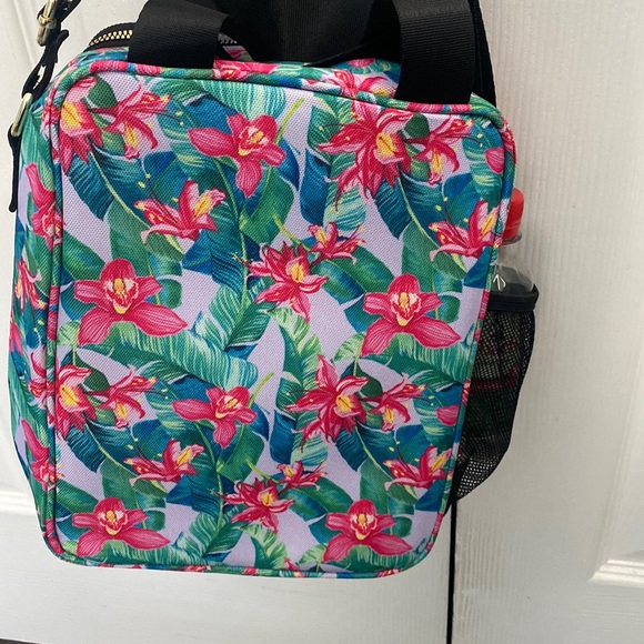 🆕🌸Betsey Johnson Lunch Tote, “Floral”. - Picture 2 of 9